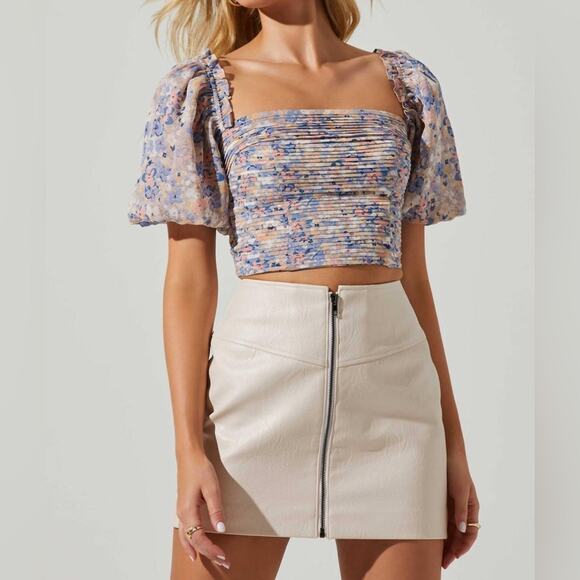 Astr Tops - NWT ASTR The Label Floral Lin Puff Sleeve Crop Top Size Medium Pastel Colors